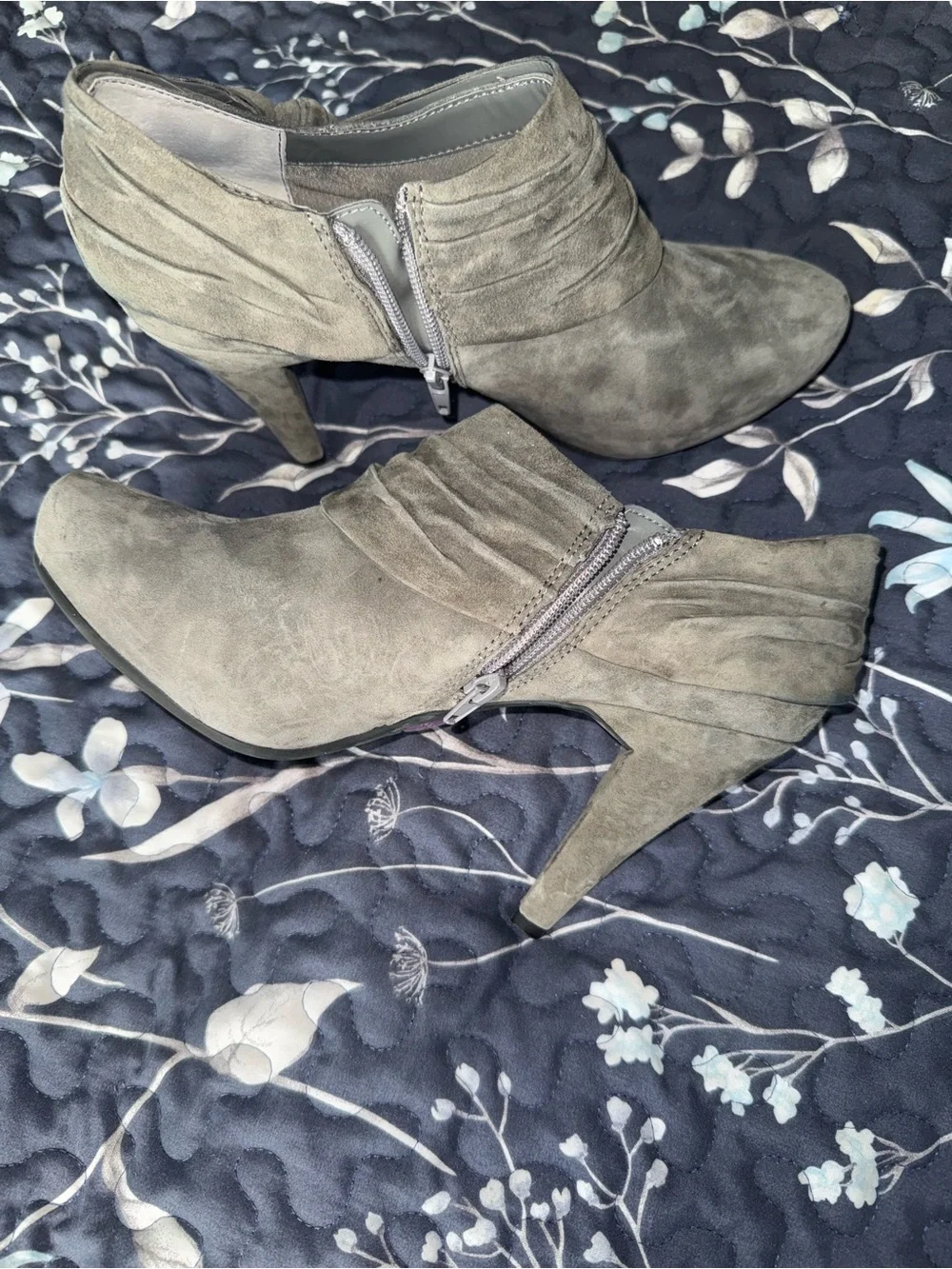 me too Gray Suede Ankle Booties with Side Knot